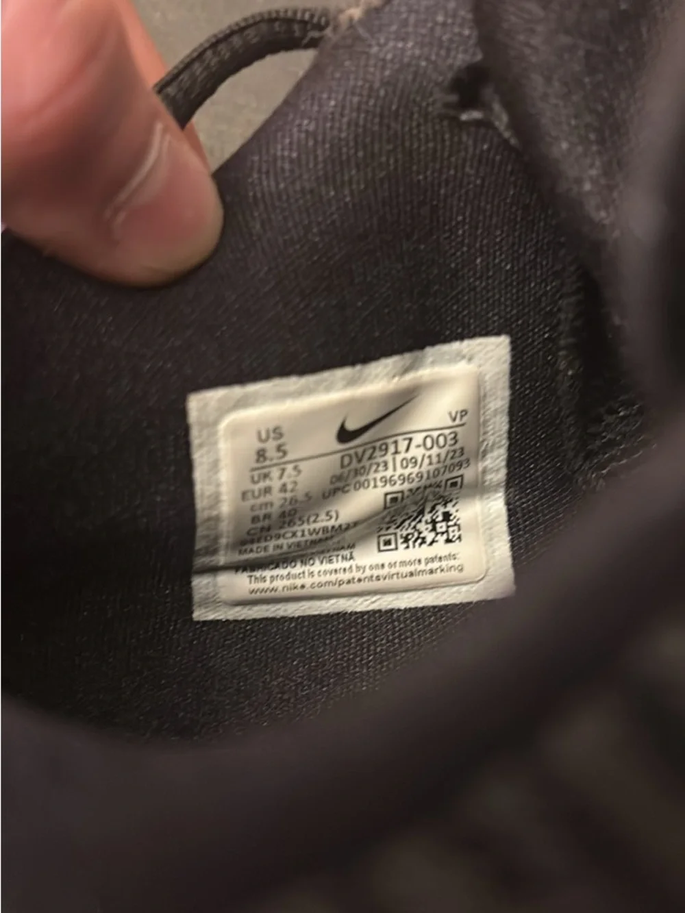 Nike Men's Black and White Low-Top Sneakers